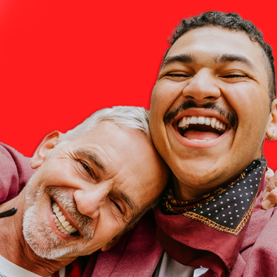 əylənən və gülüşlərini nümayiş etdirən cütlük