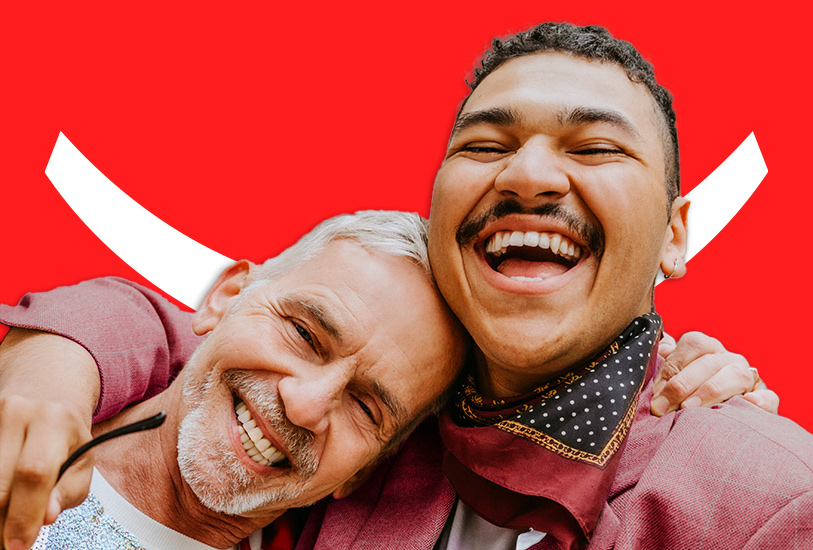 əylənən və gülüşlərini nümayiş etdirən cütlük