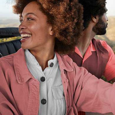 macəra zamanı gülümsəyən cütlük