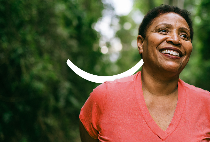 Gülümsəyən yaşlı qadın