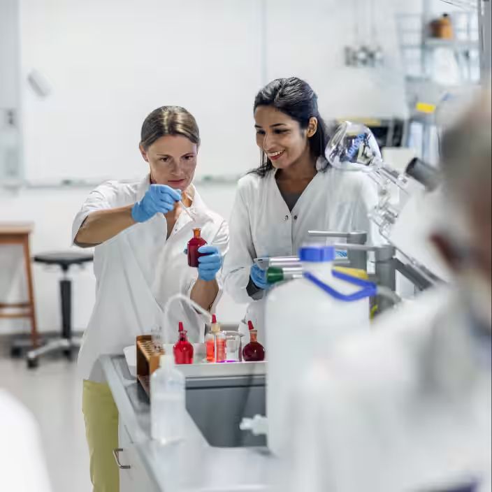 laboratoriyada insanlar